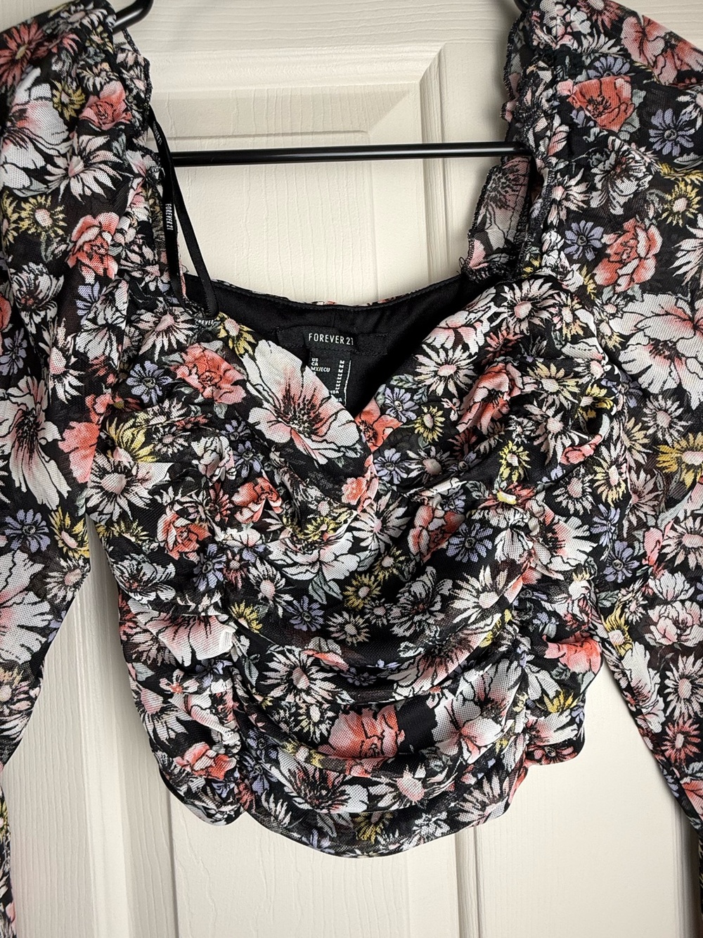 Medium Forever 21 Black Floral Ruched Long-Sleeve Crop Top - Picture 2 of 4